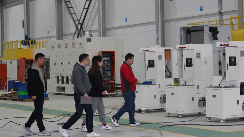 上海（hǎi）客戶到訪安捷倫江蘇南通工（gōng）廠參觀自動噴膠機
